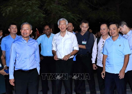 Thủ tướng Singapore thưởng thức ẩm thực, đi dạo phố đi bộ hồ Hoàn Kiếm